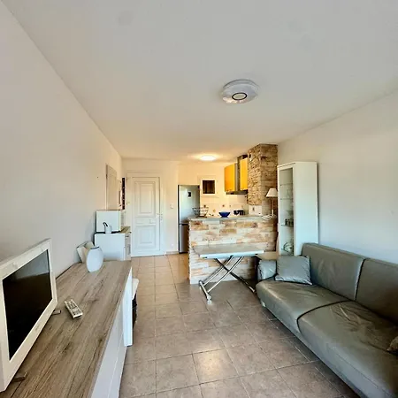 Avec Piscine Apartment